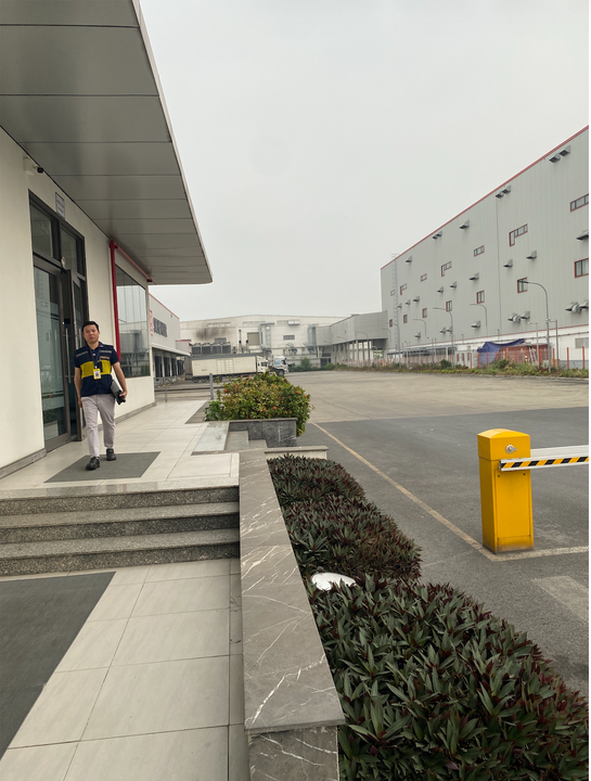 Đây là bên ngoài kho ngoại quan Vĩnh Phúc, giờ xem lại ảnh mình mới thấy người trong ảnh là chú Đạt, chú mentor của mình