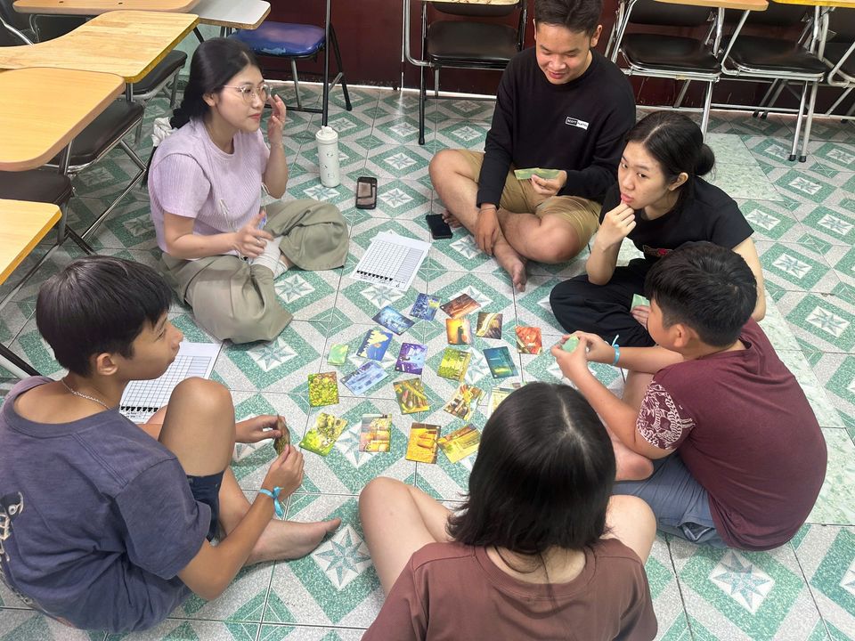 <i>Các bạn học sinh tại Trung tâm Anh ngữ Hồng Phúc (Quận Tân Phú, TP. HCM) sử dụng trò chơi Du Ký trong một buổi hoạt động ngoại khóa.</i>