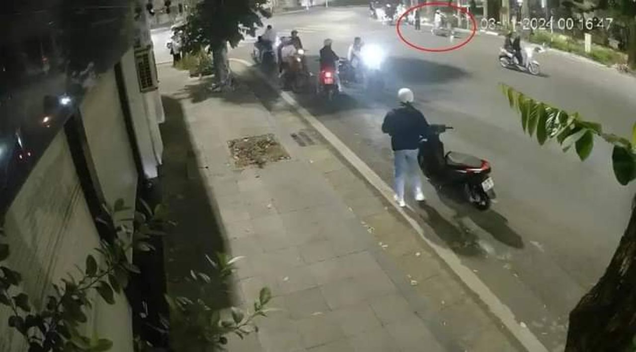 Nạn nhân được đưa đi bệnh viện