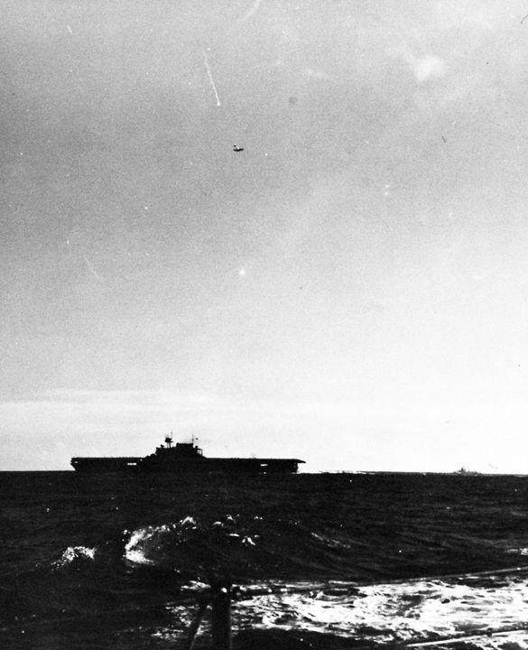 Bức ảnh chụp lại khoảnh khắc một máy bay Type 99 đang bổ nhào xuống Enterprise. Ảnh chụp từ tàu USS Portland. (NHHC)