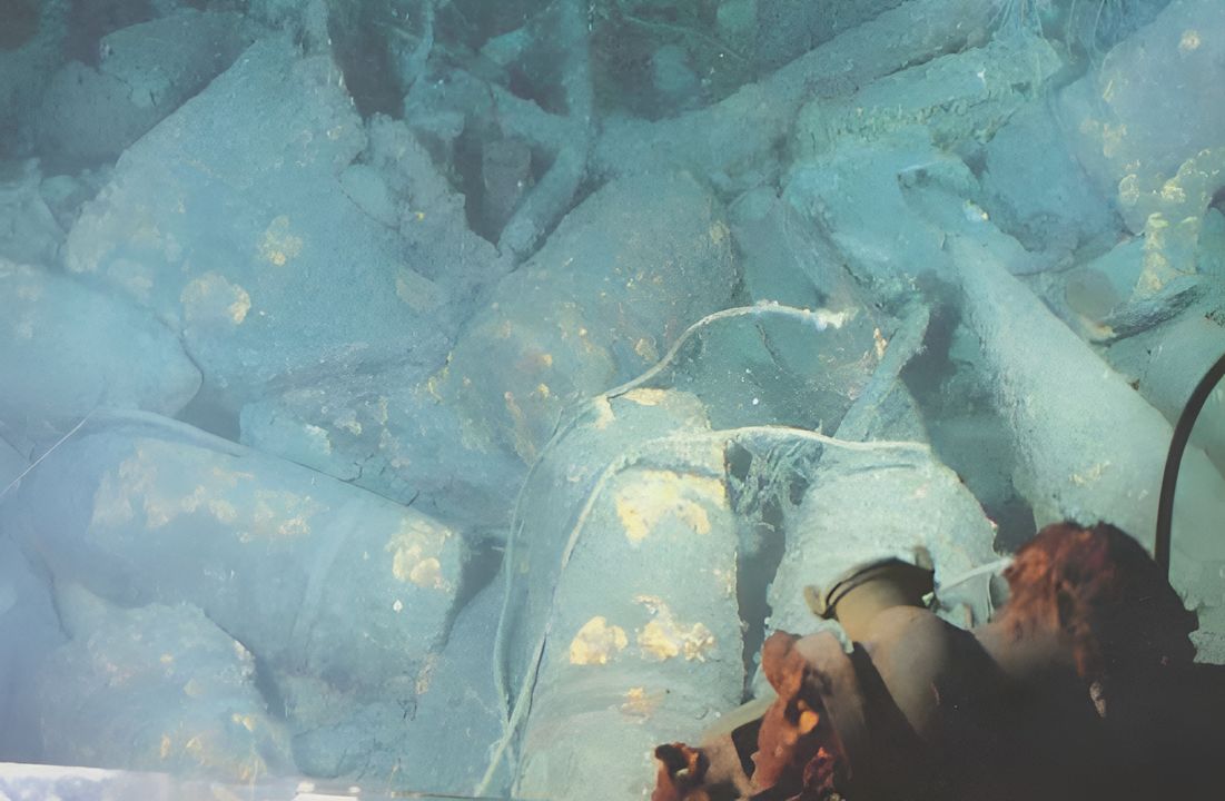 Những đạn AP 46 cm nằm ở phần dưới đã sụp đổ của tháp pháo chính Yamato.