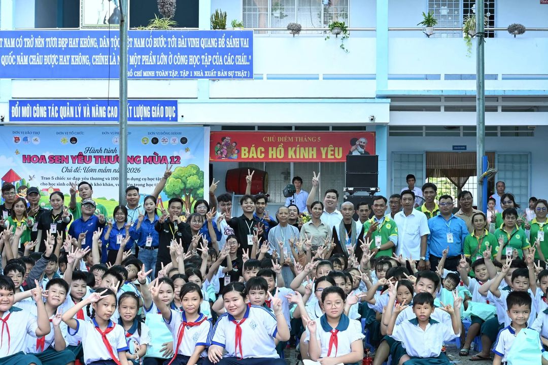 [Mỗi nụ cười rạng rỡ của các em ngày hôm nay chính là tiền đề cho một thế hệ trẻ khỏe mạnh, hạnh phúc và tràn đầy lòng nhân ái mai sau.]