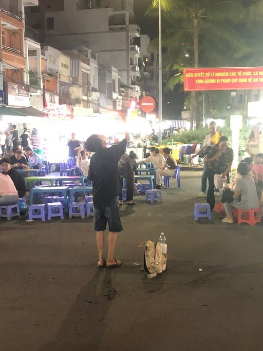 Đứa trẻ Xám trên phố đi bộ ở Cần Thơ.