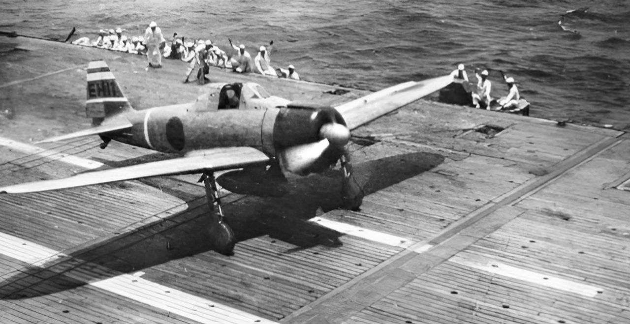 Chiếc máy bay A6M2 Model 21 Zero này cất cánh từ tàu sân bay Shokaku vào ngày 26 tháng 10 năm 1942 trong Trận chiến quần đảo Santa Cruz. Đây là chiếc máy bay của Trung úy Hideki Shingo và ở bên cạnh máy bay có thể thấy các thủy thủ trên boong reo hò cổ vũ phi công.