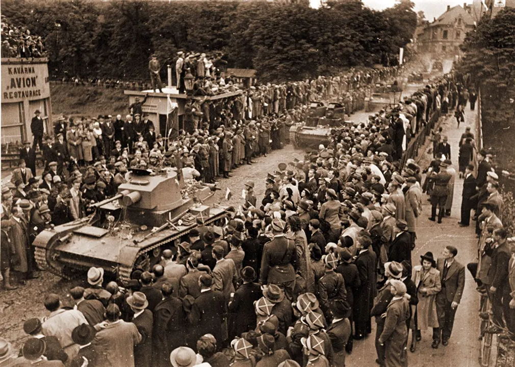 <i>Quân đội Ba Lan tiến vào thành phố Tesín của Tiệp Khắc.</i>