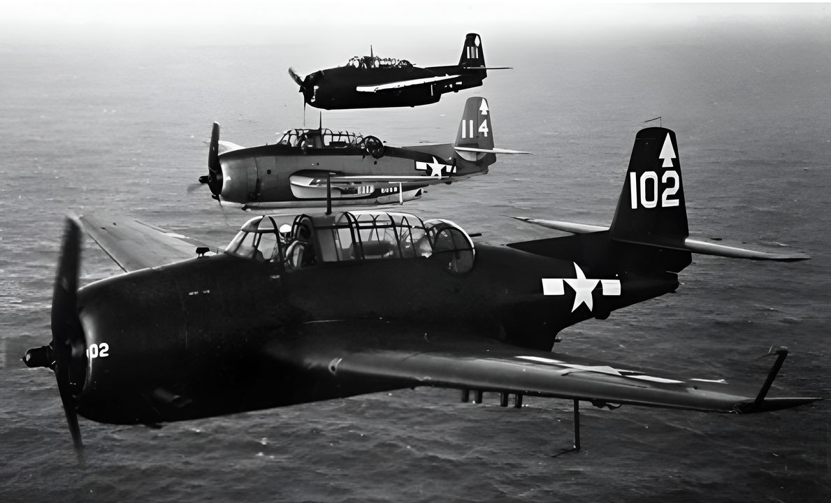 Các Avenger thuộc VT-82 đã đánh chìm tàu khu trục Hamakaze trong cùng trận đánh dẫn tới sự kết thúc của Yamato. Chú ý máy quay ghi hình đòn đánh được gắn ở thân máy bay phía trước buồng lái trên chiếc TBM ở tiền cảnh. Những máy bay này được chụp trong một chuyến tuần tra xuất phát từ Bennington, không lâu sau ngày 7 tháng 4 năm 1945. (Pete Clayton)