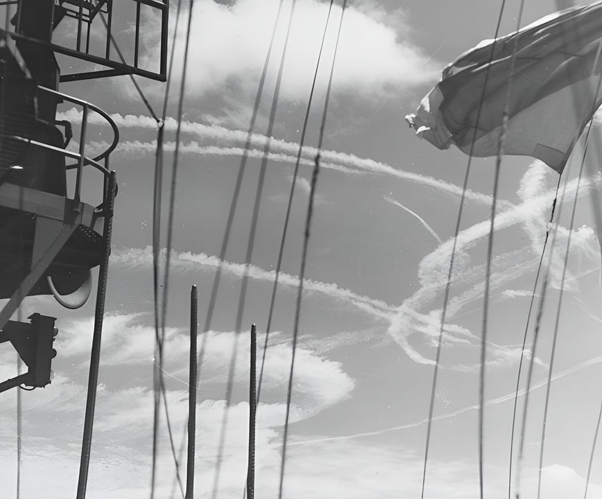 Vệt hơi nước do máy bay chiến đấu để lại trong cuộc không kích của Nhật Bản vào TG 58.3 vào ngày 19 tháng 6 năm 1944 được chụp từ USS Lexington. (NHHC)