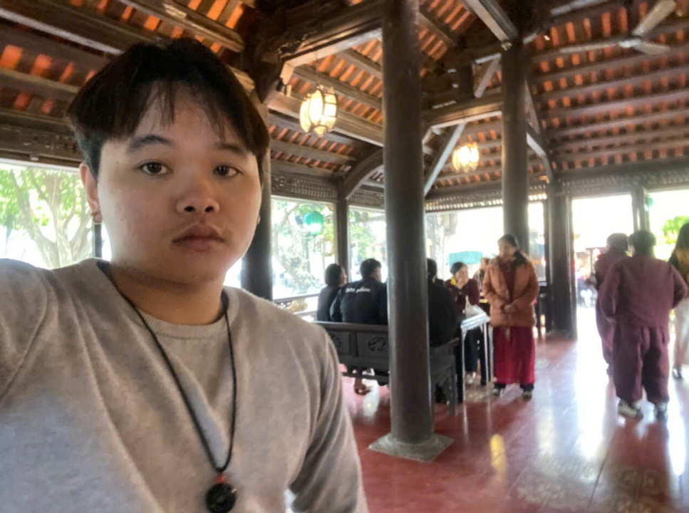 Bên trong nhà khách nhà hàng - các "bô lão" nhà tôi đang nói chuyện.