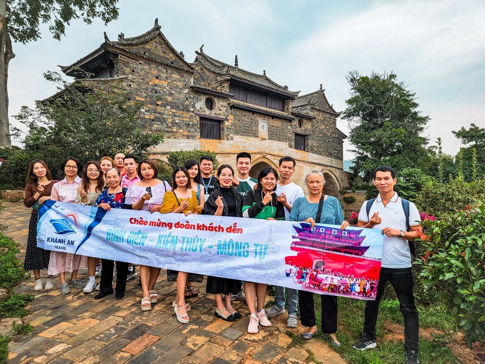 Đoàn chụp pô ảnh kỷ niệm Văn Tinh Các