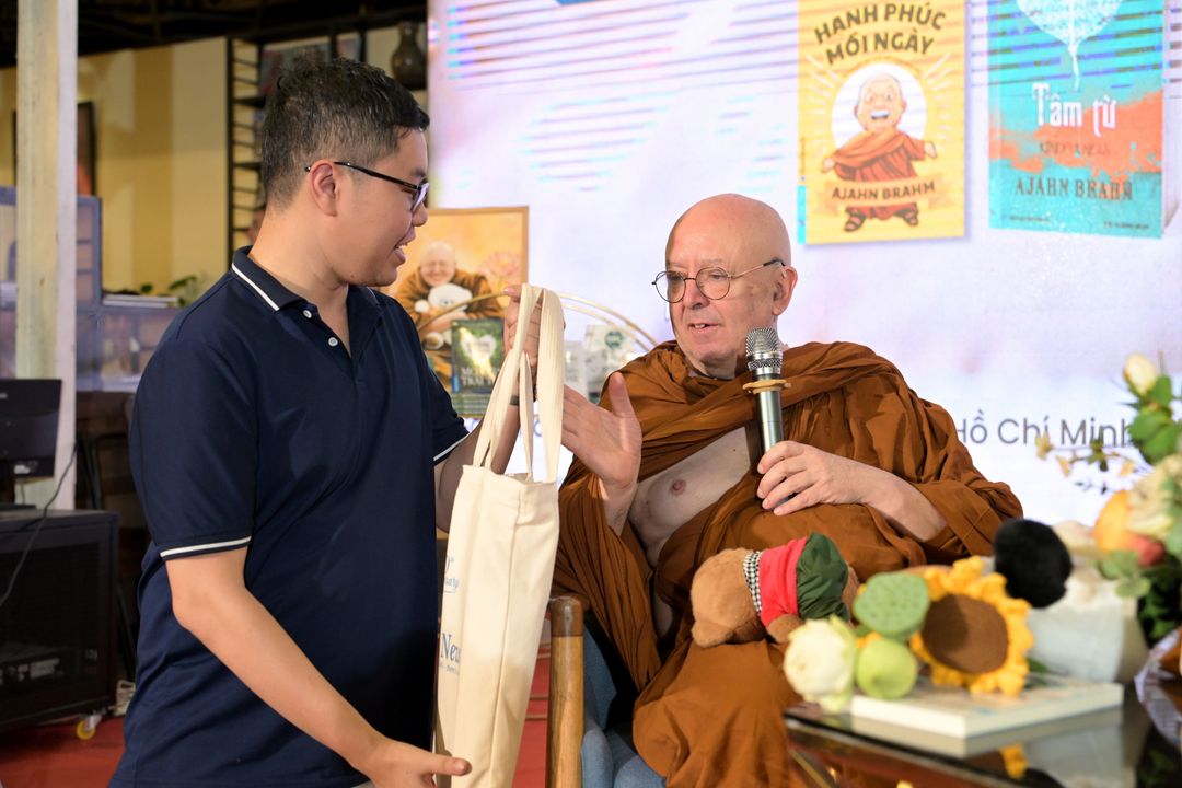 Ông Nguyễn Vũ Phương đại diện First News tặng quà lưu niệm cho Thiền sư sau buổi giao lưu