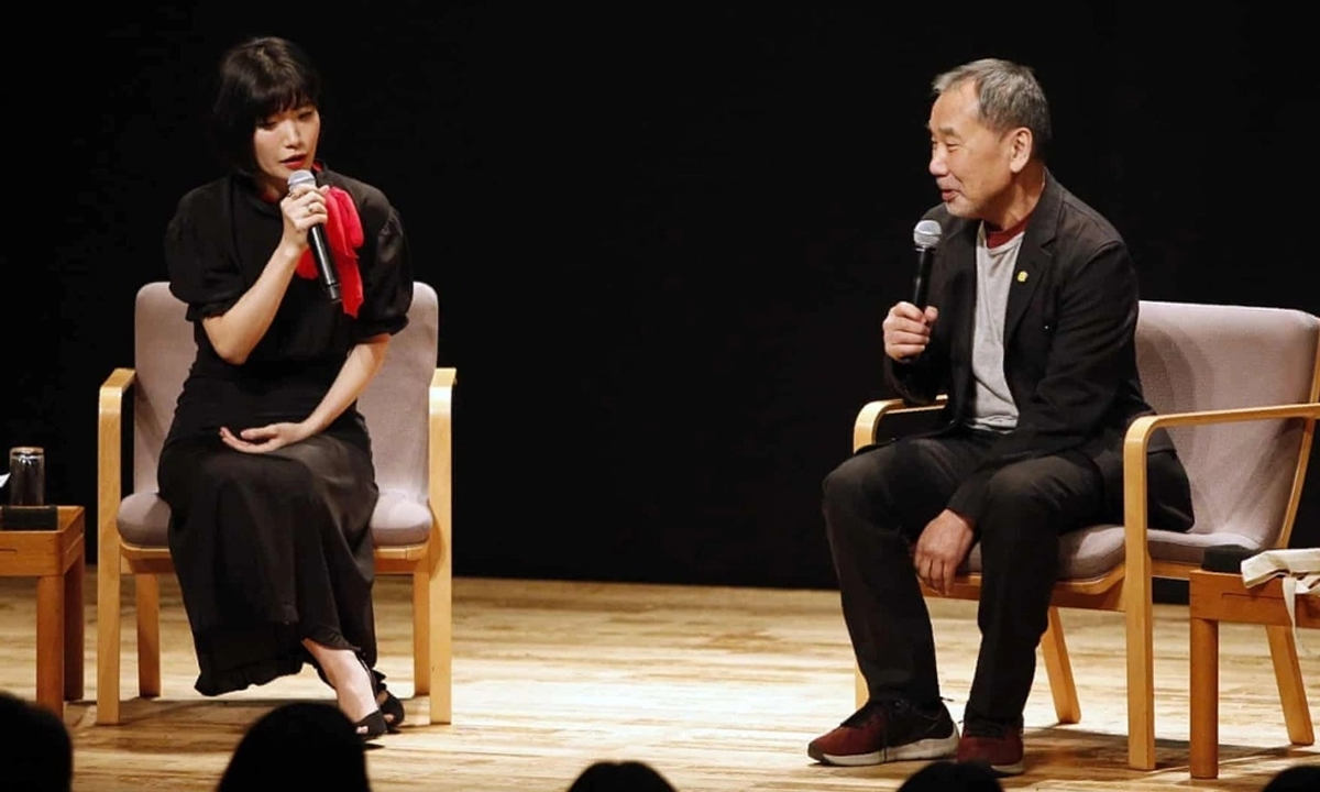 Nhà văn Mieko Kawakami (trái) và tiểu thuyết gia Haruki Murakami trong một sự kiện ở Tokyo năm 2019. Nguồn ảnh: AP.