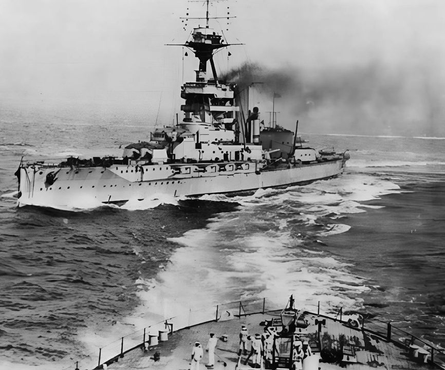 Thiết giáp hạm lớp Iron Duke – HMS Marlborough – đang cơ động với tốc độ cao ở phía sau một tàu cùng lớp, trong một cuộc diễn tập ở Biển Bắc vào mùa hè năm 1918. Đến giai đoạn này của chiến tranh, tàu đã được trang bị máy đo tầm cải tiến, giúp nâng cao khả năng kiểm soát hỏa lực pháo binh. Một thiết bị như vậy có thể thấy rõ ngay phía sau tháp pháo ‘B’, ngay bên dưới đài chỉ huy.