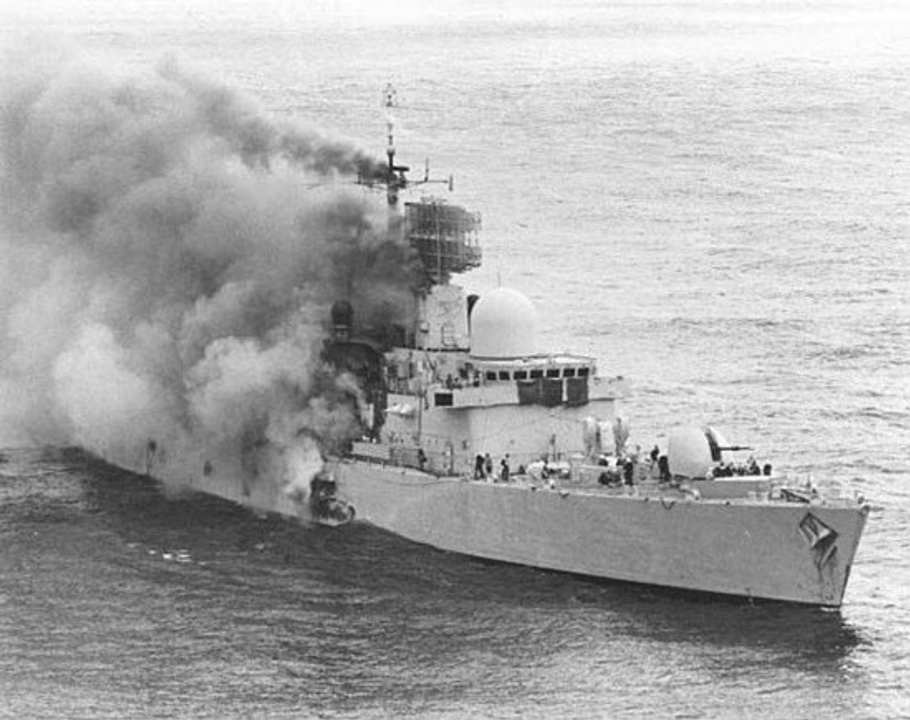 <i>Tàu khu trục HMS Sheffield của Hải quân Hoàng gia Anh trúng tên lửa Exocet AM39</i>