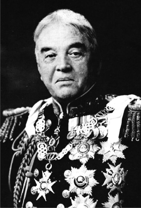 Đô đốc hạm đội Sir John “Jackie” Fisher, là Tổng tham mưu trưởng Hải quân Hoàng gia từ năm 1904 đến 1910, và một lần nữa từ tháng 10/ 1914 đến tháng 5 / 1915. Trong nhiệm kỳ đầu tiên của mình, ông đã thúc đẩy việc phát triển HMS Dreadnought và sự hình thành một hạm đội thiết giáp hạm dreadnought.