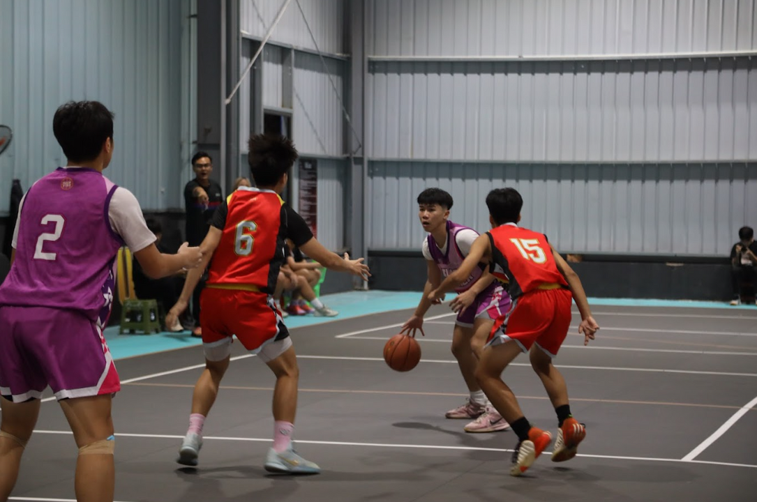 Các cầu thủ IRON MAN tuân theo chỉ đạo từ huấn luyện viên bắt người từ sớm