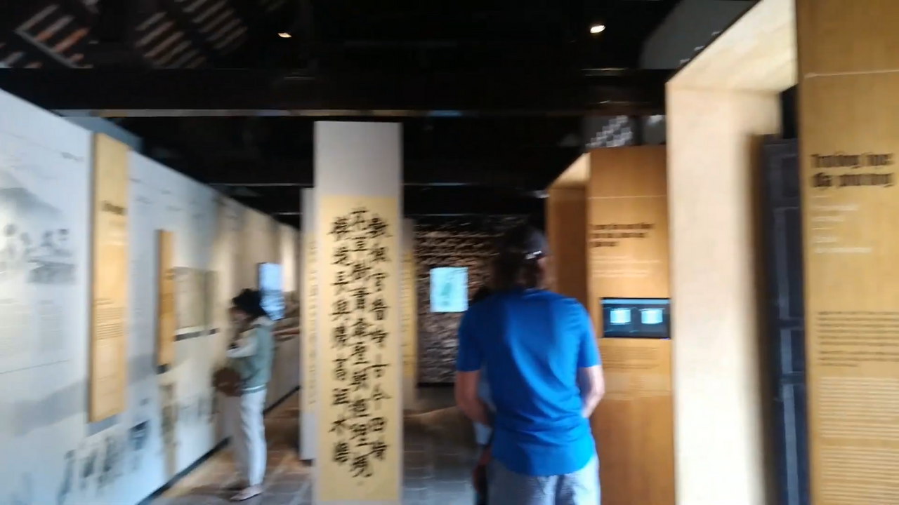 Bên trong 1 phòng trưng bày cổ vật.