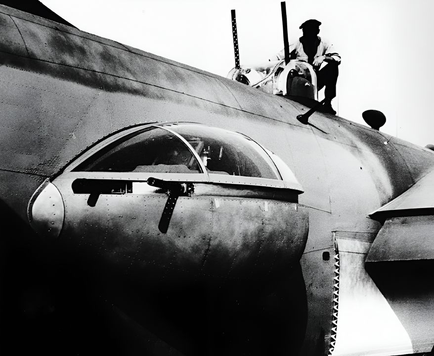 PB4Y-2 đời sau có hỏa lực mạnh hơn so với PB4Y-1. Các tháp pháo giọt nước ERCO 250TH-1 tự chứa, trang bị hai súng máy 0.50, đã thay thế cho các khẩu súng đơn 0.50 ở vị trí bắn hông mở trên PB4Y-1. Giống như tháp pháo cầu ERCO, hộp tiếp đạn của các súng cũng được đặt bên trong tháp pháo giọt nước. (NH-92482, NHHC)