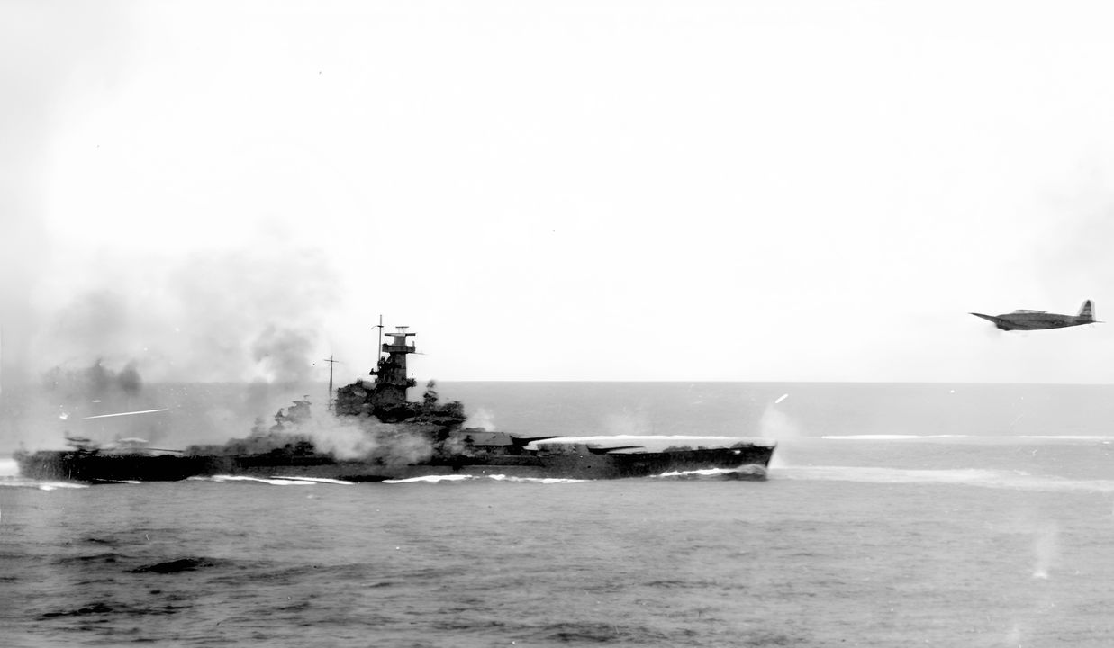 Trong bức ảnh đáng chú ý này, chụp từ mạn trái của đảo chỉ huy trên Enterprise, một máy bay ném ngư lôi Type 97 từ Zuikaku bay đi sau khi thả ngư lôi. Con tàu trong bức ảnh là South Dakota, đang bắn dàn pháo phòng không của nó như có thể thấy qua làn khói. (NHHC)