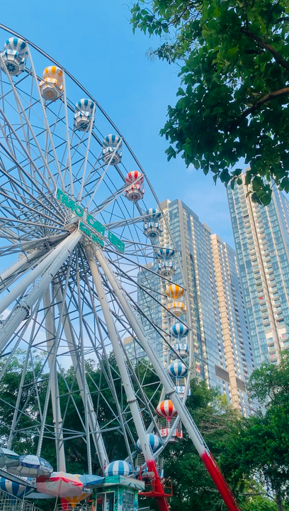 <i>Đưa mắt ngắm nhìn trời xanh </i>