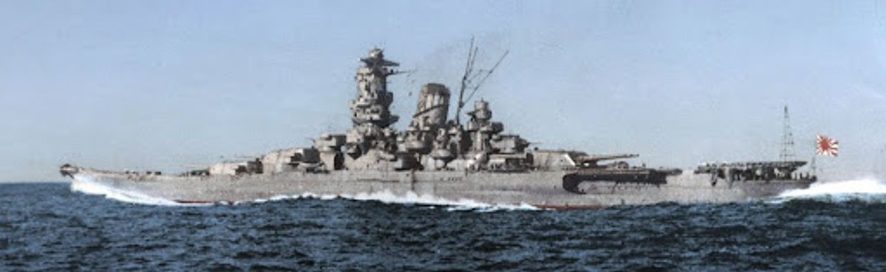 Đây là một bức ảnh khác được chụp về Yamato trong quá trình thử nghiệm trên biển vào tháng 10 năm 1941. Tầm nhìn về siêu thiết giáp hạm này, được chụp từ phía mạn trái khi nó đang chạy với tốc độ cao, sẽ tương tự như góc nhìn của một phi công máy bay ném bom ngư lôi khi họ lao vào tấn công bằng chiếc TBM của mình. 