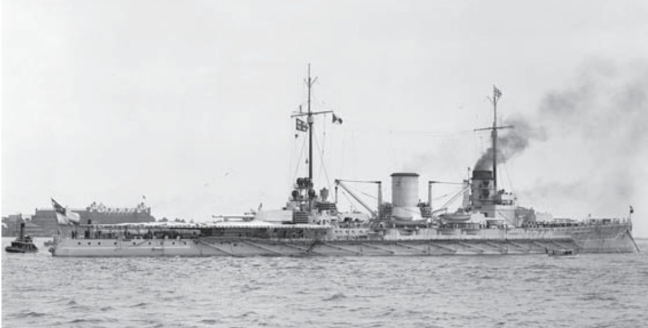 Bức ảnh chụp Moltke trước chiến tranh này cho thấy điểm khác biệt chính giữa tàu và lớp Von der Tann trước đó – việc bổ sung thêm một tháp pháo 11 inch/50 phía sau. Dựa trên kinh nghiệm từ trận Dogger Bank, độ nâng tối đa của các tháp pháo này đã được tăng lên 16 độ trước trận Jutland nhằm mở rộng tầm bắn tối đa của pháo 11 inch. (Library of Congress)