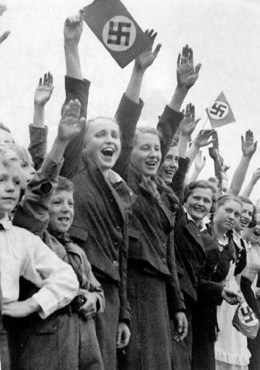 <i>“Quân Đức vào Sudetenland. Thanh niên ở Hainspach đã kiên cường chiến đấu không mệt mỏi; họ liên tục chào đón quân Đức bằng những tiếng reo hò nồng nhiệt.”</i>