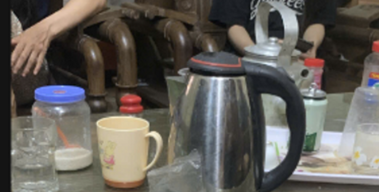 Khung cảnh y như "dạm ngõ".