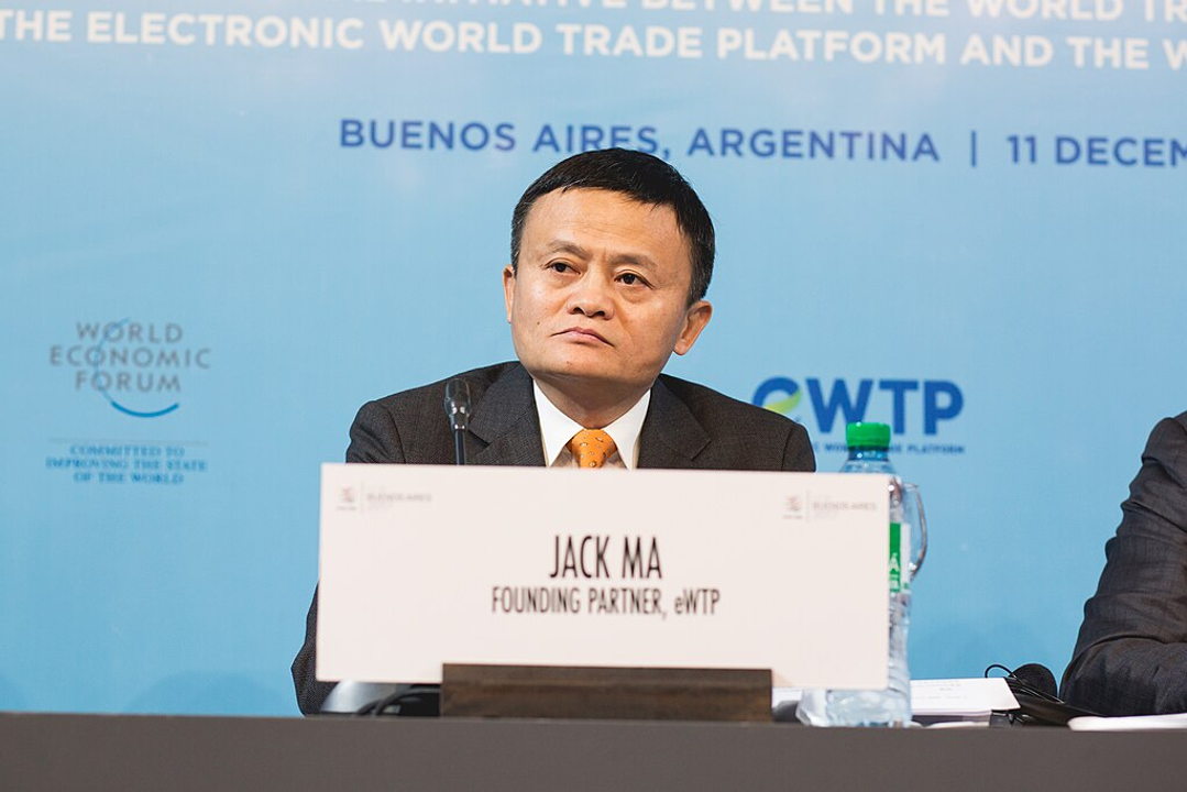Khi Jack Ma, CEO của Alibaba, tìm cách khởi động dự án tài chính đầy rủi ro là Ant Group, chính quyền can thiệp, cho dừng dự án và buộc Ma phải tạm thời lánh nạn. / Image: World Trade Organisation, Wikimedia Commons