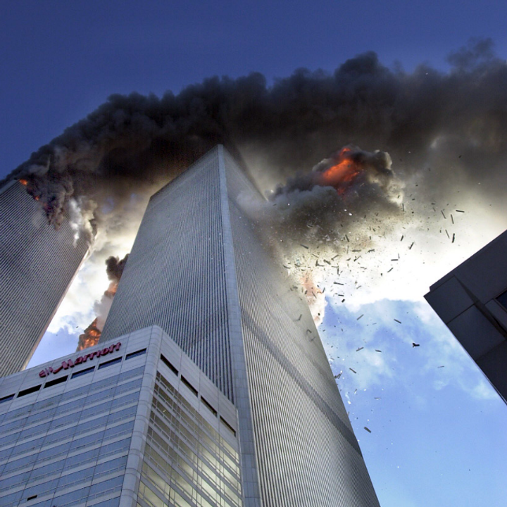 Chuyến bay 175 sau vài giây và chạm tới Tháp Nam. Ảnh của <i>David Handschuh</i> .