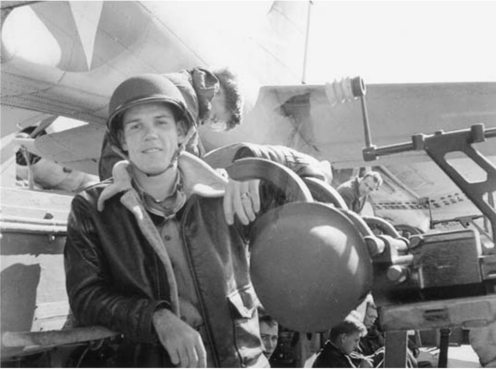 Một pháo thủ 20mm trên tàu Yorktown vào ngày 4 tháng 6 năm 1942. Khẩu pháo 20mm được điều khiển bằng mắt thường, sử dụng kính ngắm dẫn hướng có thể thấy rõ trong bức ảnh. (Trung tâm Lịch sử Hải quân Hoa Kỳ)