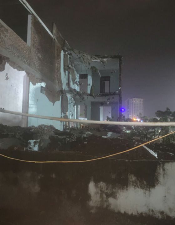 Khung cảnh tan hoang vào ban đêm.