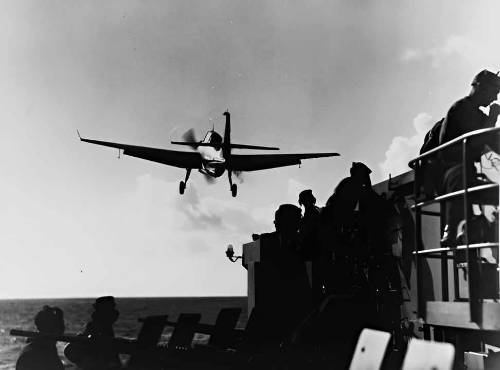 Máy bay ném ngư lôi tiêu chuẩn của Hải quân Mỹ vào tháng 6 năm 1944 là TBF/TBM Avenger, với khoảng 190 chiếc có mặt tại trận Biển Philippine. Đây là loại máy bay cực kỳ thành công, trở thành máy bay tấn công hải quân được sản xuất nhiều nhất trong lịch sử. Máy bay có tốc độ tối đa 267 dặm/giờ và khả năng mang 2.000 pound bom hoặc ngư lôi. Trong ảnh này, một chiếc Avenger của phi đội VT-51 thuộc tàu sân bay San Jacinto đang cất cánh ngày 28 tháng 6 để tấn công Guam. (NHHC)