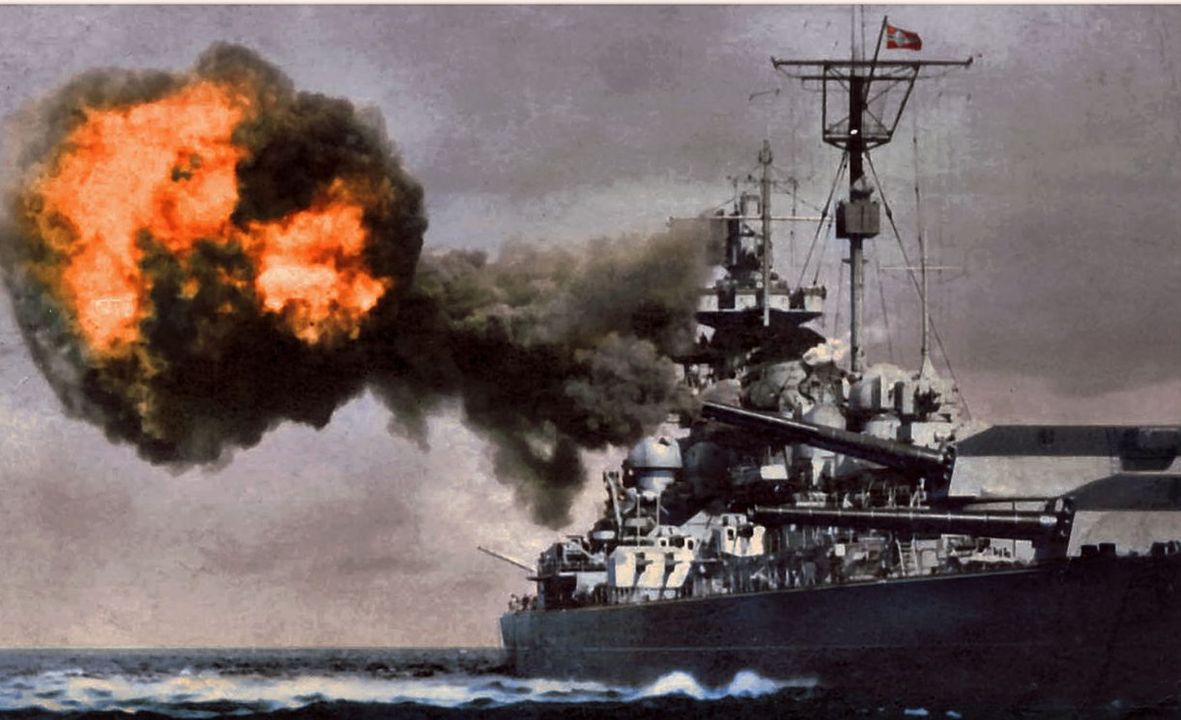 Thiết giáp hạm Tirpitz của Đức đang khai hỏa trong một cuộc tập trận năm 1941. (Được tô màu bởi Irootoko, Jr.)