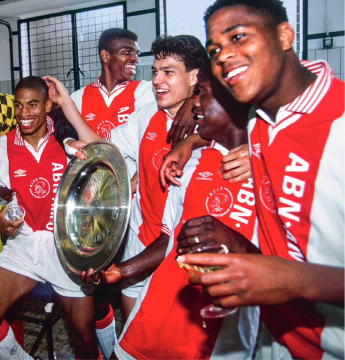 Tuy đồ uống ngon miễn bàn, bầu không khí tại sân Olympiastadion Amsterdam lại ảm đạm đến kì lạ. Nhưng với đội bóng vừa bảo vệ thành công chức vô địch thì điều đó không quan trọng.