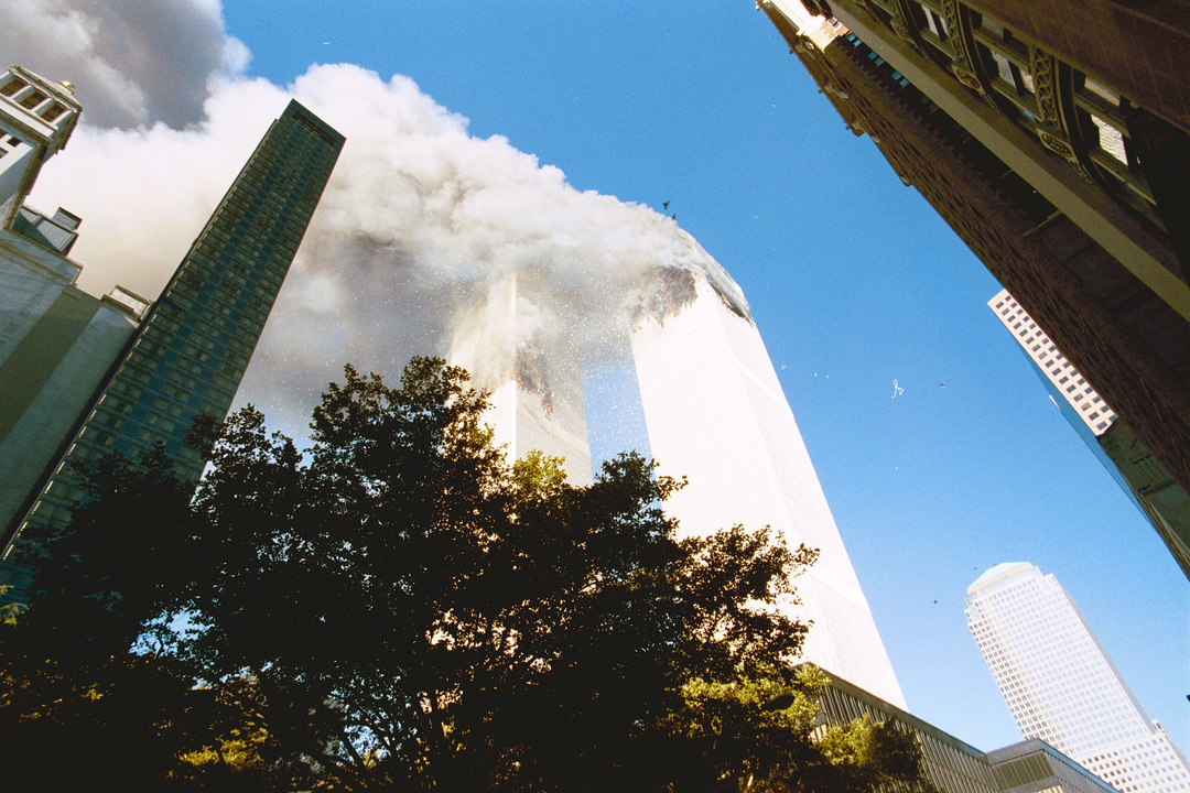 Hơn 1p sau cú đâm của Chuyến bay 175 vào Tháp Nam. Ảnh của <i>Douglas Anderson</i>.