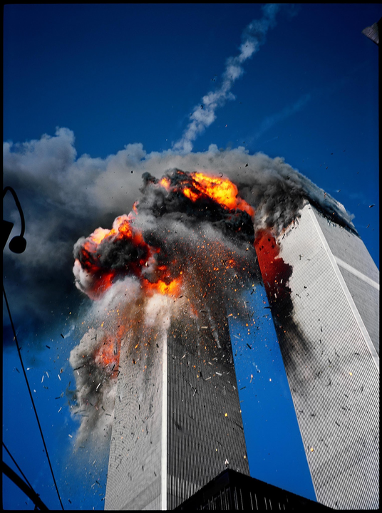 Chuyến bay 175 đâm vào Tháp Nam. Ảnh của <i>Lyle Owerko</i>, từ NIST Release 10-202. Ảnh sau đó được dùng cho bìa tạp chí TIME, số ngày 14/9/2001.