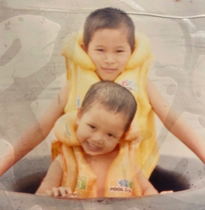 Tôi bên dưới còn bên trên là "thằng" anh Long của tôi.