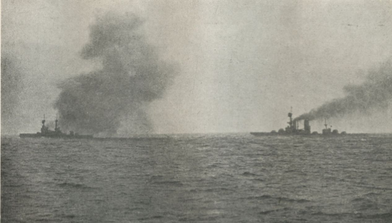 HMS Superb và Canada khai hoả vào Hạm đội Đức.