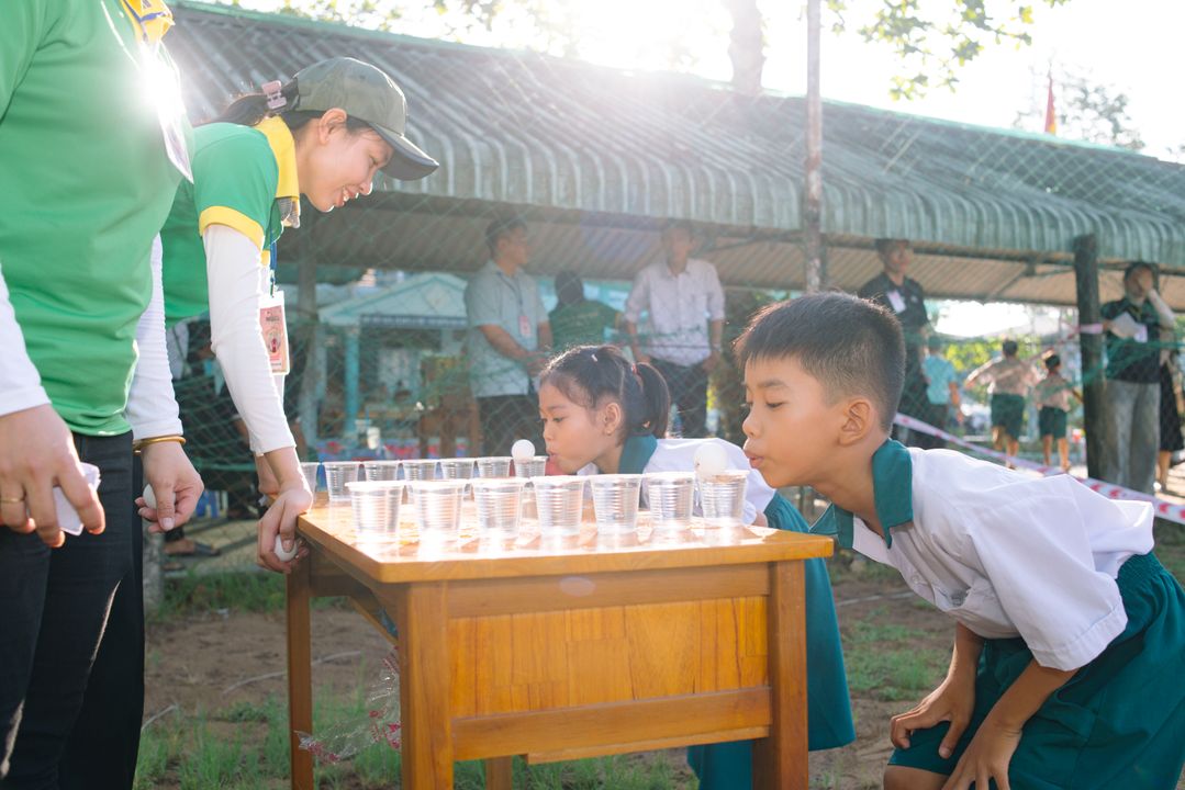 [Các em thiếu nhi hào hứng tham gia các gian hàng trò chơi vận động lành mạnh]