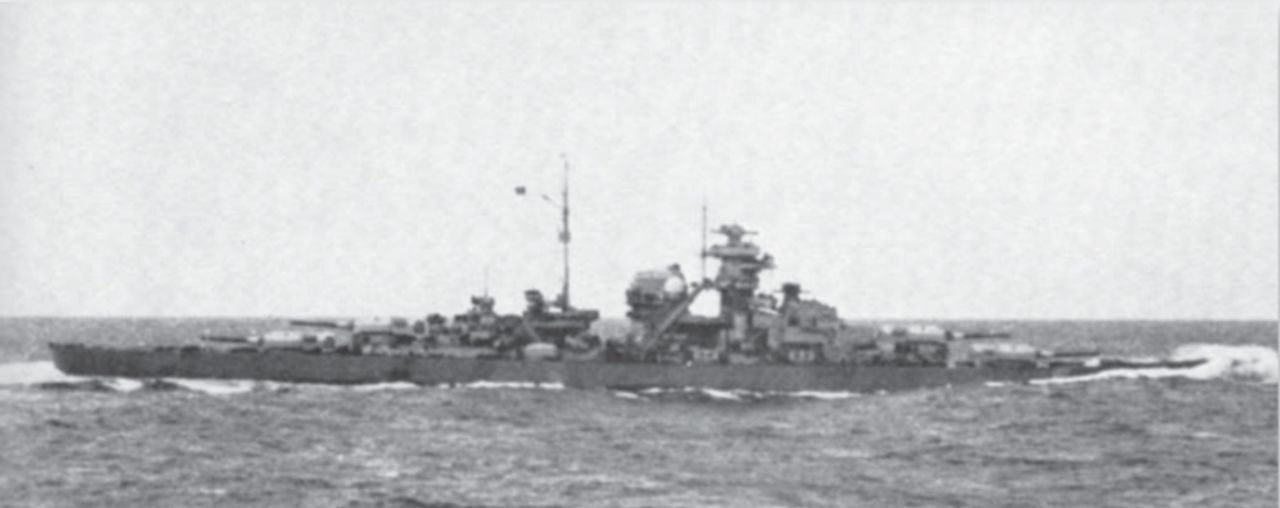 Bismarck, được chụp ảnh từ Prinz Eugen ngay sau trận chiến eo biển Đan Mạch. Mũi tàu hơi chúi xuống, do ngập nước gây ra bởi một cú bắn trúng từ quả đạn pháo 14 inch của thiết giáp hạm Prince of Wales.