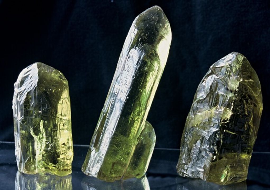 

tinh thể heliodore (tinh thể trung tâm lớn 17 cm), từ bộ sưu tập của Bảo tàng Đá quý.Ảnh của M. Bienkowska.

