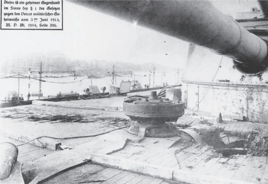 König là thiết giáp hạm Đức bị hư hại nặng nhất trong trận chiến. Hình ảnh này cho thấy thiệt hại do một quả đạn pháo hạng nặng của Anh gây ra, đã xuyên qua lớp giáp boong ở khu vực gần tháp pháo phía trước.