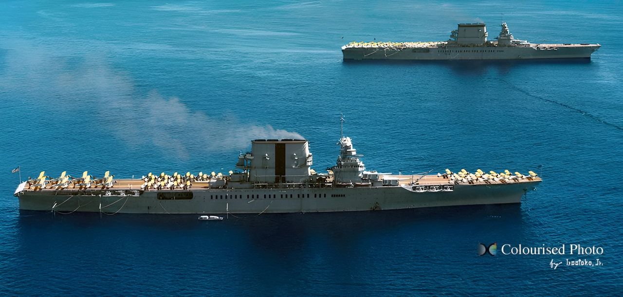 Tàu sân bay USS Saratoga (CV- 3) (con tàu có cái ống khói sơn một vạch màu đen) và USS Lexington (CV-2) của Hải quân Hoa Kỳ ở ngoài khơi Diamond Head, Hawaii vào ngày 2 tháng 2 năm 1933 trong khi cả hai tàu đang chờ đợi cuộc tập trận chính thức của "Vấn đề Hạm đội thứ XIV".  (Ảnh được tô màu bởi irootoko jr)