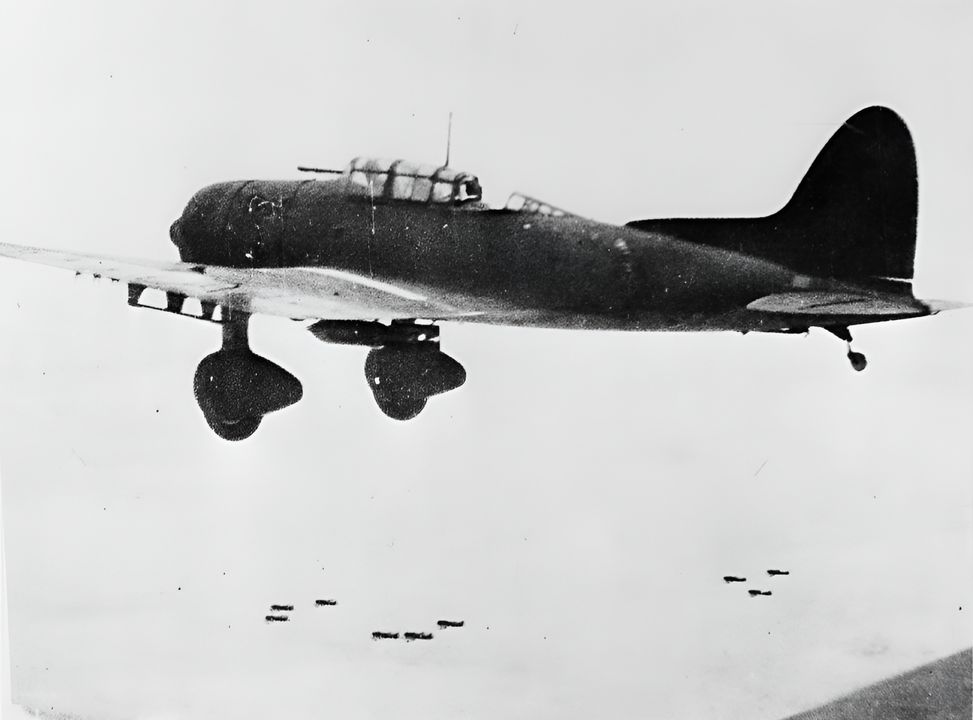 Máy bay ném bom bổ nhào tiêu chuẩn của Hải quân Đế quốc Nhật Bản khi bắt đầu chiến tranh là Type 99 D3A1 Model 11. Đây là loại ném bom bổ nhào có độ chính xác cao, đã đánh chìm nhiều tàu của phe Đồng minh. Vào cuối năm 1942, phiên bản D3A2 bắt đầu được đưa vào hoạt động, nhưng việc tăng tốc độ đôi chút của biến thể này không làm giảm mức độ dễ bị tổn thương của nó trong không phận có tranh chấp. Một số tàu sân bay của Hải quân Đế quốc Nhật Bản vẫn mang theo D3A2 tại trận Biển Philippine.