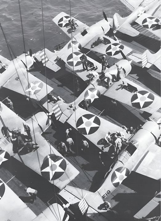 Thế chiến thứ hai đánh dấu giai đoạn phát triển, đóng mới và hoạt động tàu sân bay mạnh mẽ nhất trong lịch sử. Vũ khí chủ lực của các tàu sân bay chính là phi đội máy bay của chúng — chẳng hạn như những chiếc tiêm kích F4F-3 Wildcat thuộc Phi đội Tiêm kích 6 (Fighting Squadron 6) trên tàu sân bay Enterprise (CV-6) vào đầu năm 1942. Ở góc trên bên phải của bức ảnh là một chiếc SBD Dauntless thuộc Phi đội Ném bom số 6 (Bombing Squadron 6).