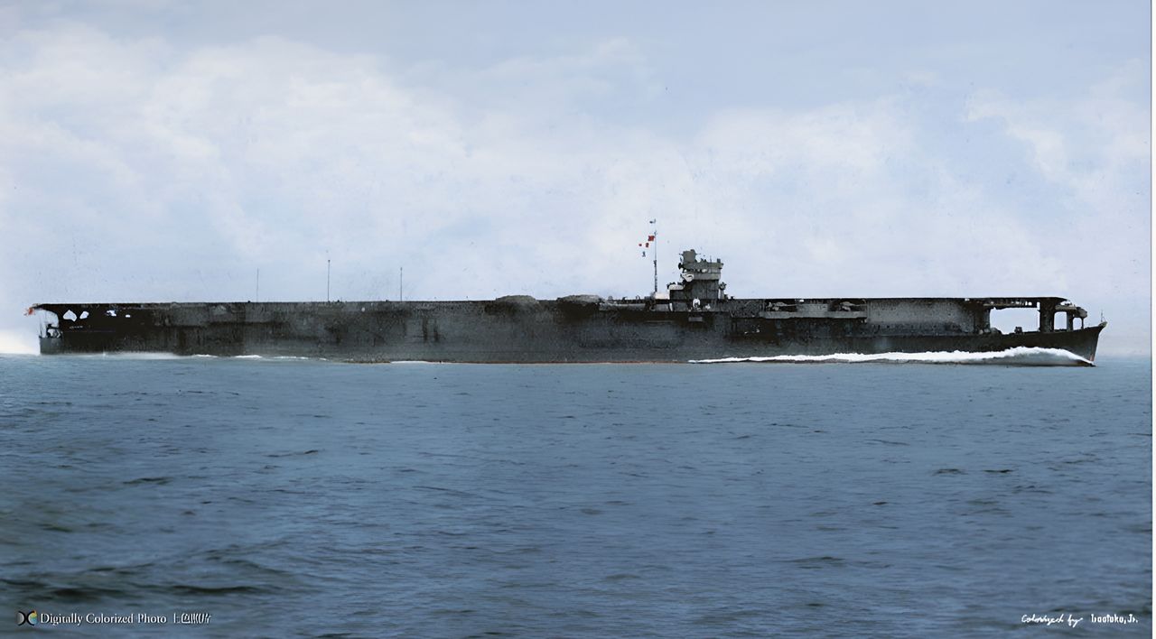 Soryu, được chụp vào tháng 1 năm 1938 trong đợt chạy thử. Thiết kế của Soryu thể hiện ưu tiên của Nhật Bản: tàu sân bay tốc độ cao, mang theo được không đoàn lớn, tối đa hóa tiềm năng tấn công.  (Ảnh được tô màu bởi irootoko jr)