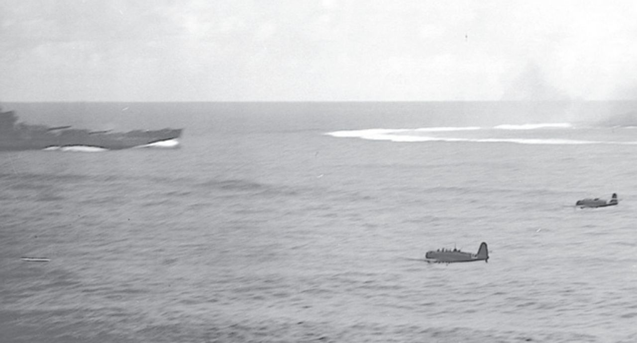 Sau khi thực hiện một cuộc tấn công ngư lôi không thành công vào tàu Enterprise, hai chiếc B5N2 từ tàu Zuikaku rời khu vực chiến đấu trong trận chiến quần đảo Santa Cruz bằng cách bay giữa mục tiêu và thiết giáp hạm South Dakota, mũi tàu của nó có thể nhìn thấy ở bên trái trong bức ảnh này được chụp từ đảo chỉ huy của tàu sân bay. Chín trong số 16 máy bay trang bị ngư lôi cất cánh từ tàu Zuikaku đã bị bắn rơi trong cuộc tấn công. (NHHC)