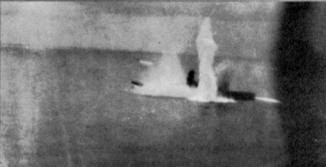 Yamato bị đánh trúng hai quả ngư lôi, có thể nhìn thấy vụ nổ ở bên mạn trái của con tàu.