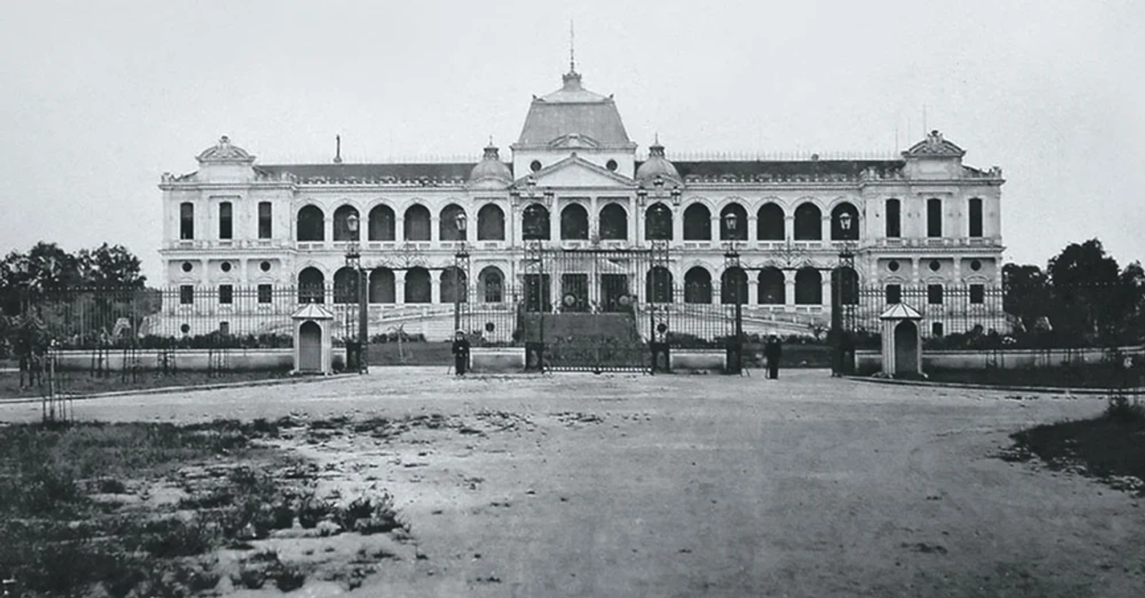 <i>Front view photo of Norodom Palace by M. Gsell published in L'Illustration magazine, 1874. Source: dinhdoclap.gov.vn</i>