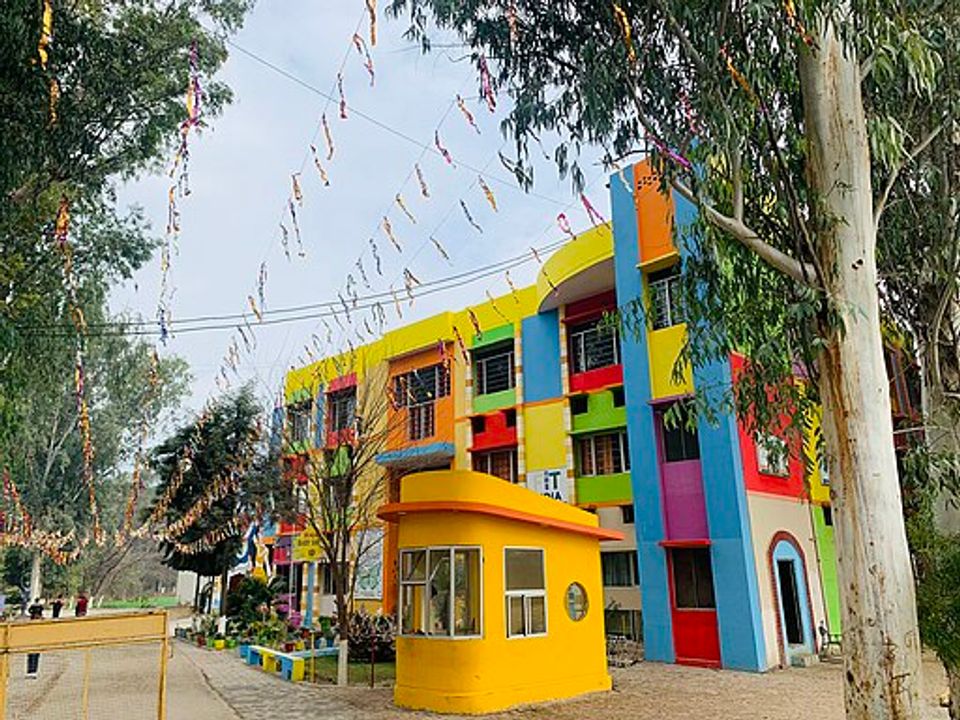 Đó là một toà nhà 2 tầng nhiều màu sắc, nơi anh có thể nghe thấy tiếng trẻ em ê a hỏi chuyện nhau bằng tiếng Anh